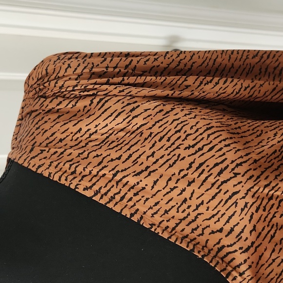 Banana Republic Satin Zebra Blouse Size L - Picture 10 of 13